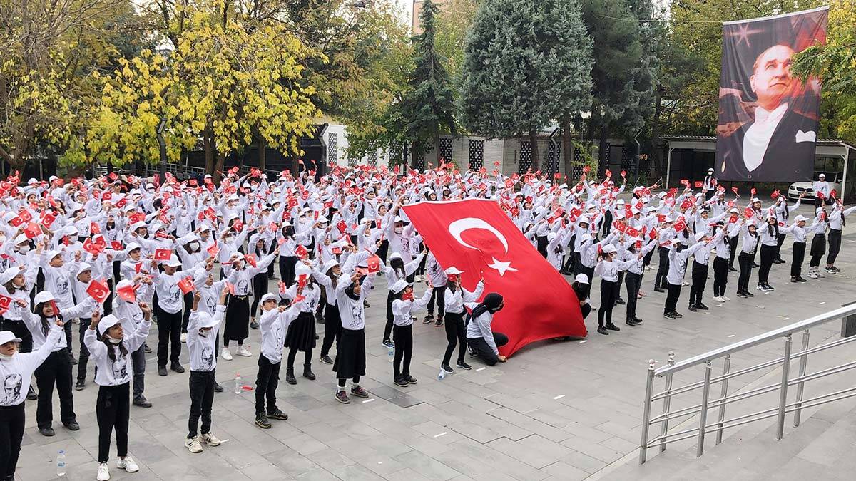 Konserin ardından İlçe Milli Eğitim Müdürü, öğrenciler ve öğretmenler, hatıra fotoğrafı çekildi.