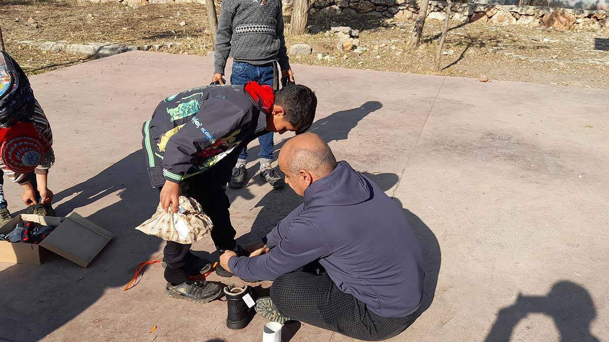 9 yıldır Ergani ilçesindeki Cahit Sıtkı Tarancı İlkokulu'nda görev yapan 3 çocuk babası Tümay, sosyal medyadan topladığı ayakkabı, giyim, kitap, oyuncak ve kırtasiye malzemeleri köylerde yaşayan dezavantajlı öğrencilere dağıtıyor.