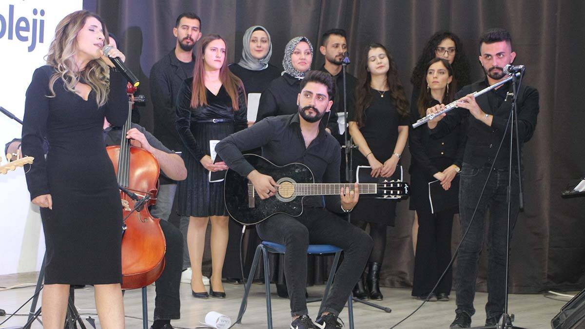 Öğretmenler korosu meslektaşlarını eğlendirdi