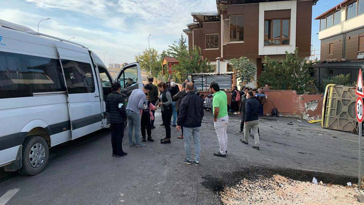 Okul servisi ile halk otobüsü çarpıştı: 14 yaralı