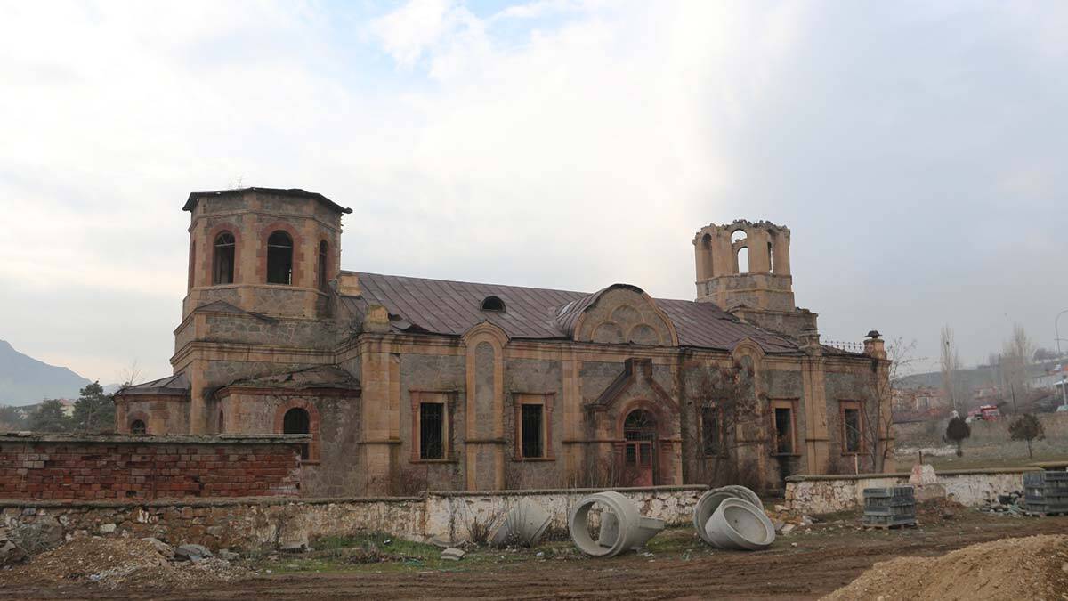 Kubbelerine çelik konstrüksiyon konulan kilisenin kemer taşları da imitasyon taşlarla aslına uygun olarak yeniden inşa edildi