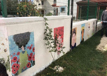 Pandemide evlerinin bahçesini mozaiklerle donattı