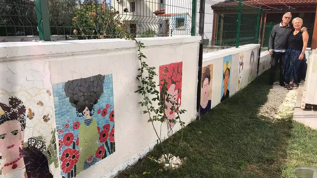 Pandemide evlerinin bahçesini mozaiklerle donattı