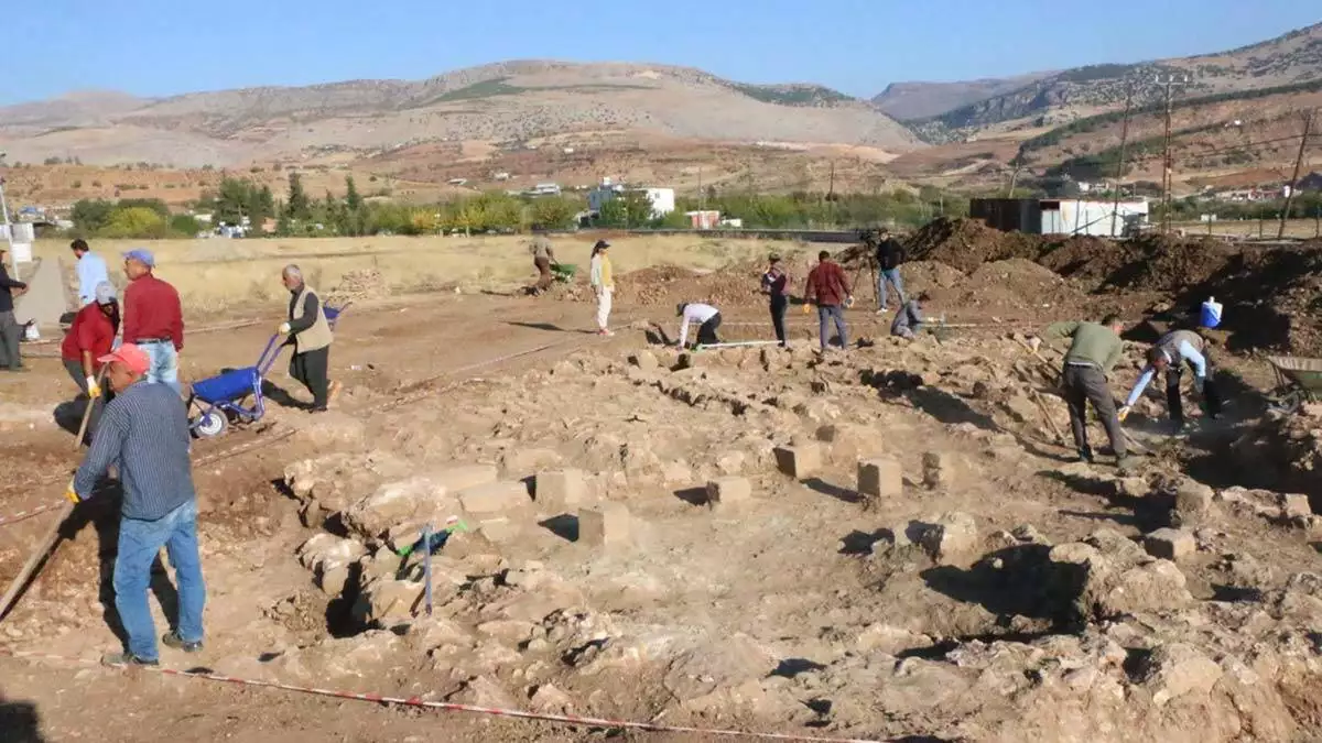 Çalışmalarda roma ve bizans dönemine ait sikkeler, bronzdan makas, çeşitli bilezikler ile deprem sırasında hasar gören konut mimarisine rastlandı