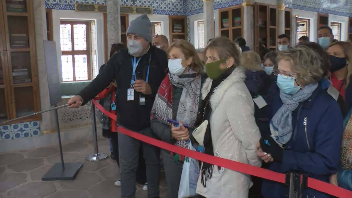 Isı, ışık ve nemden etkilenmemesi için belirli aralıklarla sergilenen haritaya ise ziyaretçiler yoğun ilgi gösteriyor