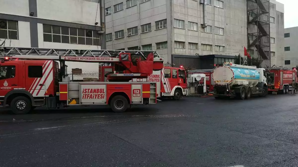 Yangın nedeniyle fabrikada hasar oluştu.