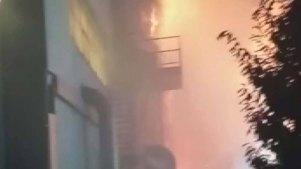 Plastik üretimi yapılan 4 katlı fabrikada yangın