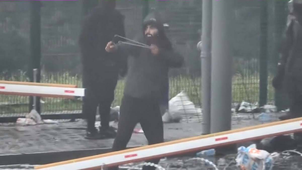 Sığınmacıların Polonya güvenlik güçlerine taş attığı, güvenlik güçlerinin ise TOMA’larla müdahale ettiği görüldü