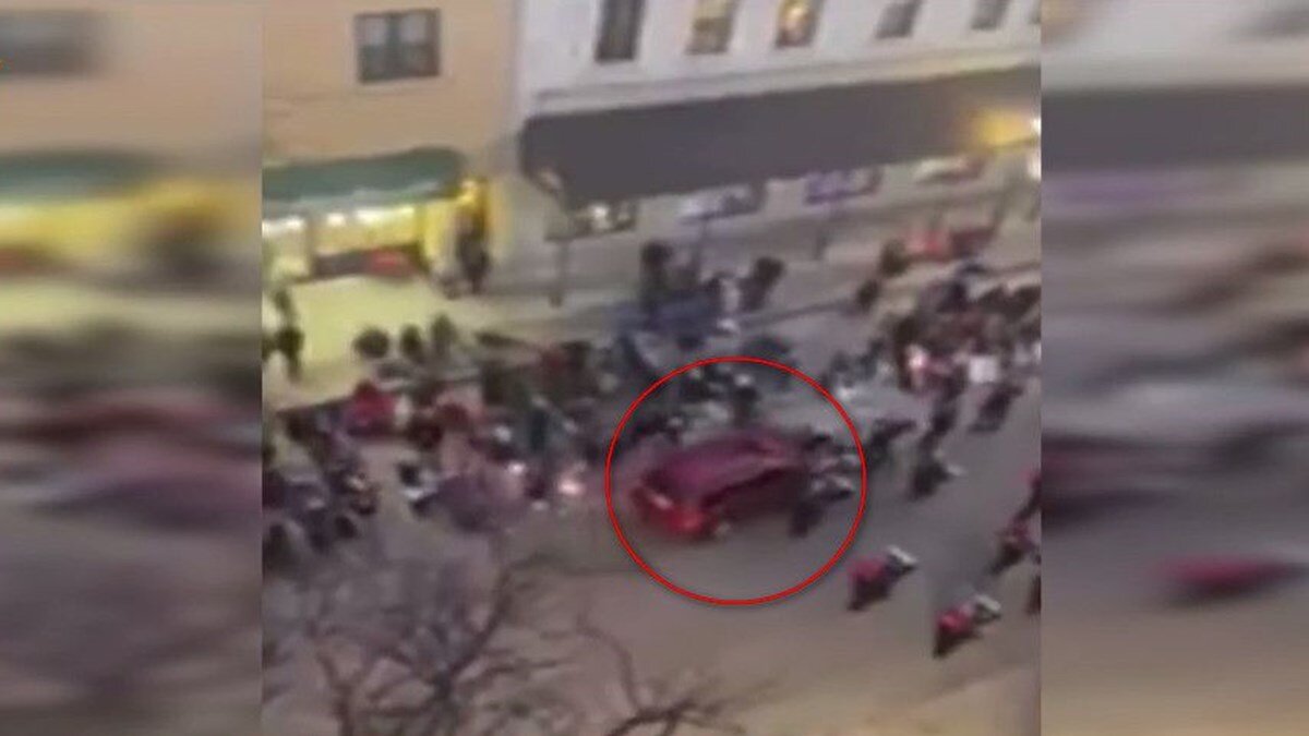 ABD'de bir araç kutlama yapan kalabalığın üzerine sürdü