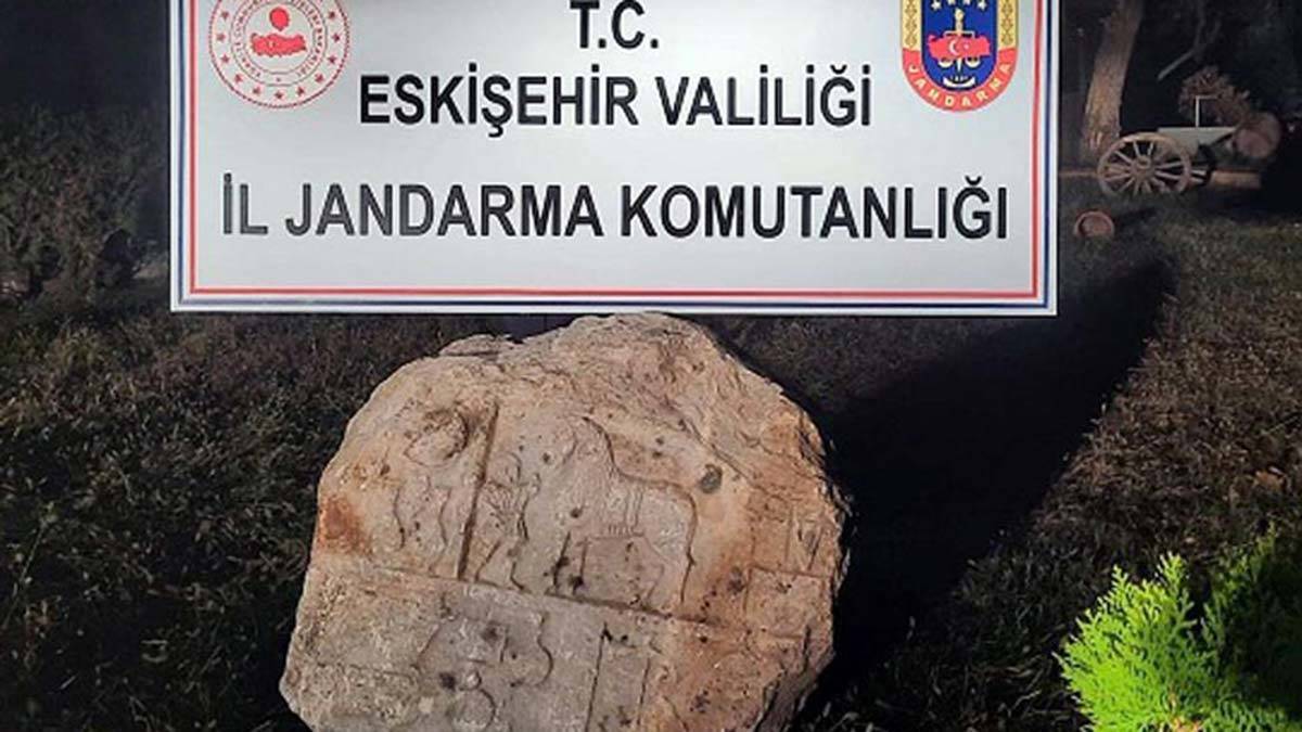 Roma dönemine ait mezar taşını satarken yakalandı