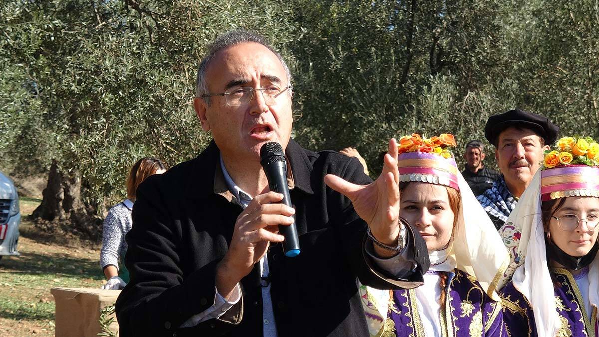 Sunay Akın da bölge kültürü, zeytin ve tarımın önemini vurgulayan bir anlatım yaptı, tarihten de örnekler verdi