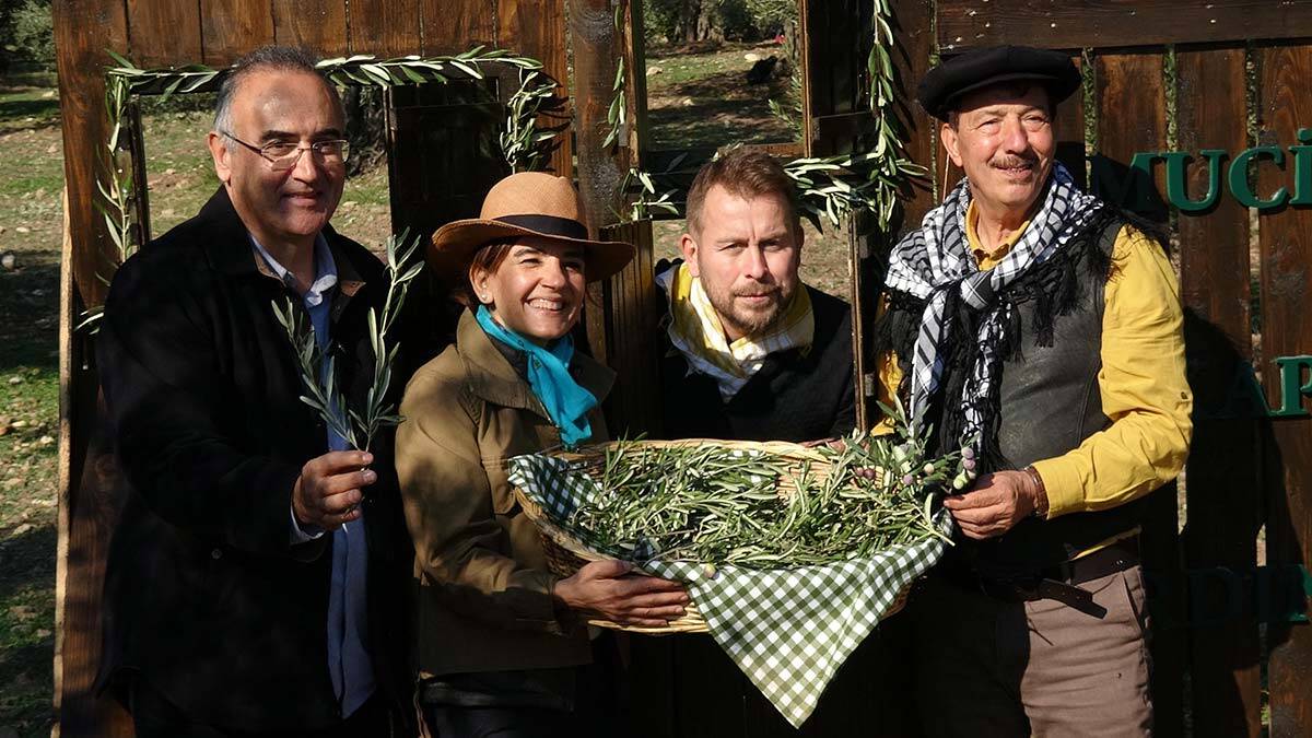 " Sadece sağlık bakımından değil, bizim kendi ulusal kimliğimiz de açısından da zeytinyağı bence dünyada Anadolu'nundur"