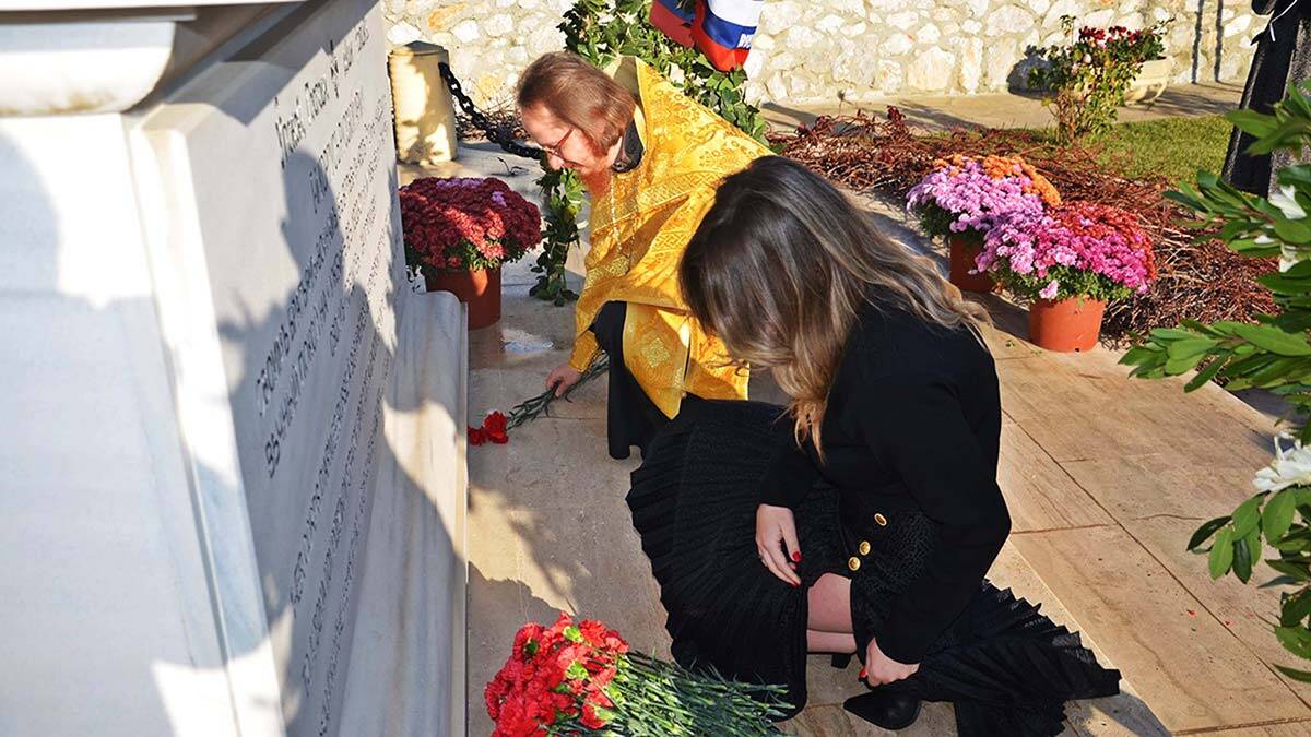 Rus anıtı'ndaki tören, türk ve rus katılımcıların karanfil bırakılmasıyla başladı
