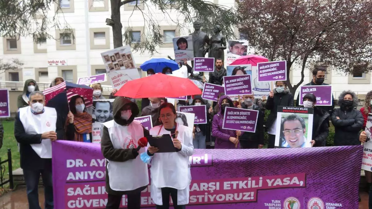 Sağlık çalışanlarına şiddet protesto edildi