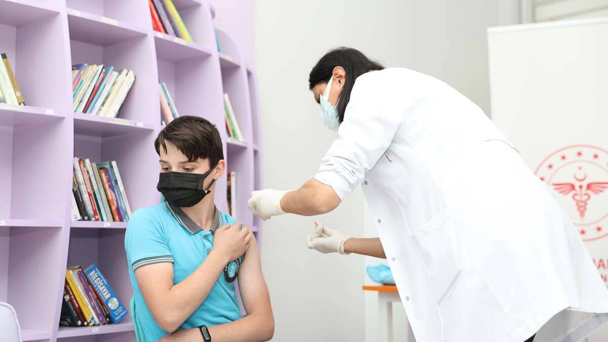 " Bu mücadelede koronaya karşı üstünlüğümüzü korumamız için aşı hakkı tanımlanan vatandaşlarımızın, aşılarını eksiksiz olarak yaptırması ve hatırlatma dozlarını ertelememesi büyük önem taşıyor"