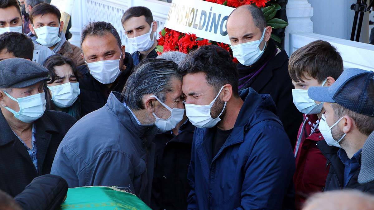 Cenazede taziye dileklerini babası Avni Cengiz ile nişanlısı kabul etti
