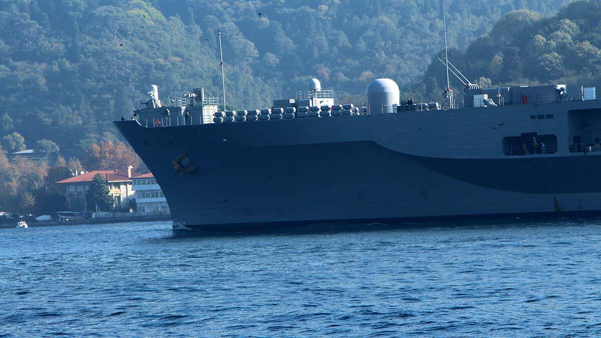 Sarayburnu'ndaki ABD savaş gemisi Karadeniz'e açıldı