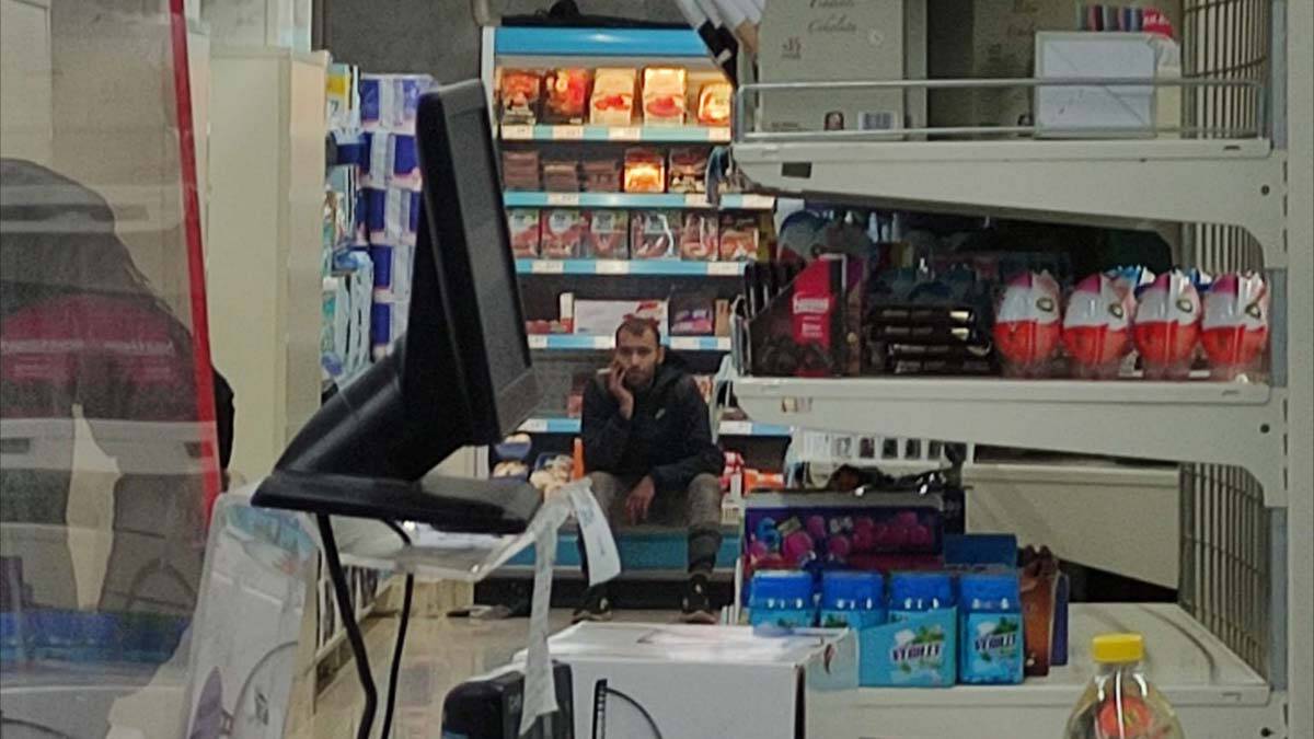 Satırlı saldırgan markette dehşet saçtı