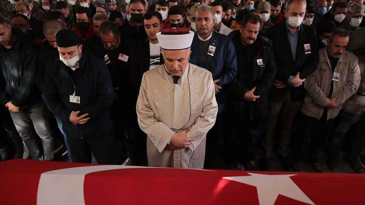 Şehit Dinç’in cenazesi, gözyaşları arasında toprağa verildi.