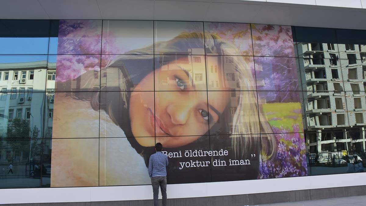 " Şehit öğretmenlerimiz başta olmak üzere, cehalete ve terörün karanlığına savaş açan, insan yetiştirmeyi amaç edinen bütün öğretmenlerimizin Öğretmenler Gününü kutlarım"