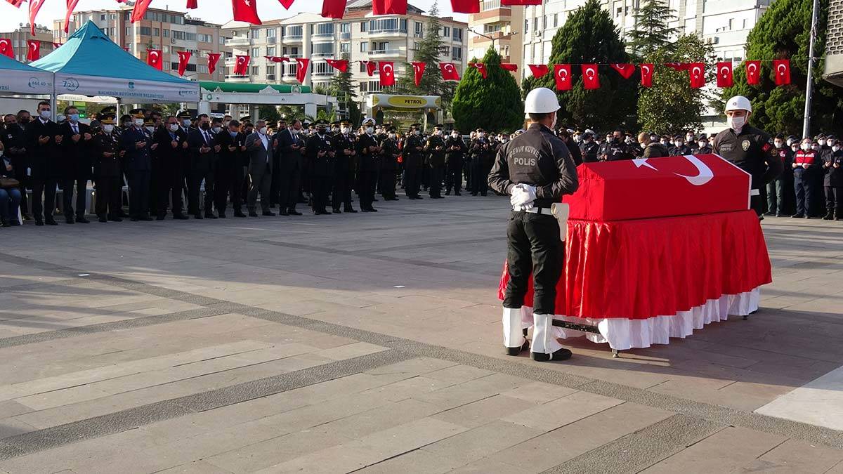Şehit polis Abdulkadir Güngör için Edremit Şehit Hamdibey Meydanı'nda tören düzenlendi