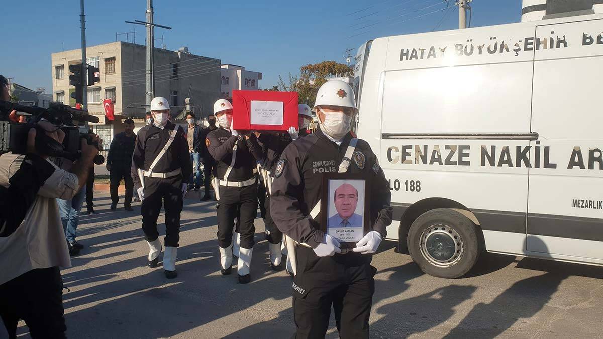 Ailenin yakınları ve komşuları, taziye için Türk bayrakları asılan eve gelmeye başladı