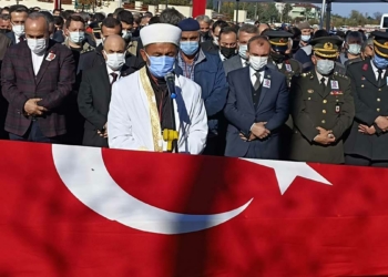 Şehit polisin cenaze namazını babası kıldırdı