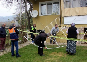 Selde hasar gören evde depremde çatlak oluştu