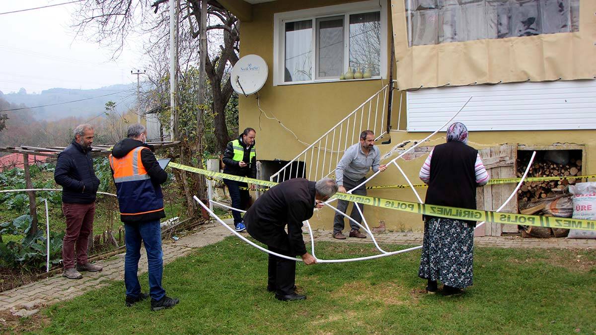 Selde hasar gören evde depremde çatlak oluştu