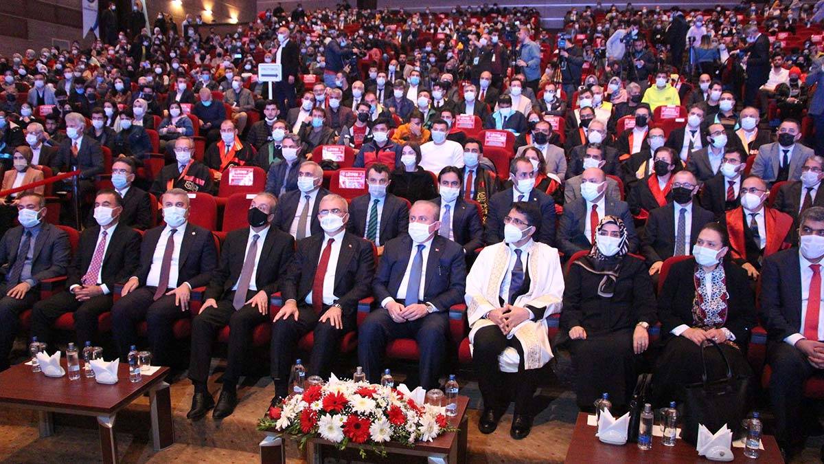 " Türkiye'de demokrasinin gelişmesi, güçlenmesi hepimizin millet olarak vazifesidir. "