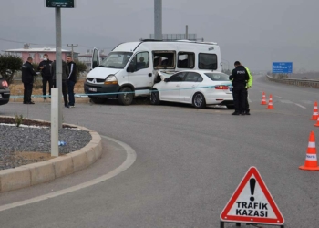 Servis minibüsü ile otomobil çarpıştı: 19 yaralı