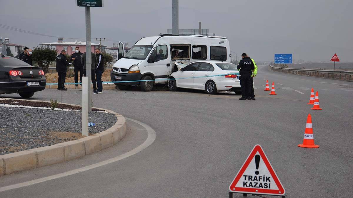 Servis minibüsü ile otomobil çarpıştı: 19 yaralı