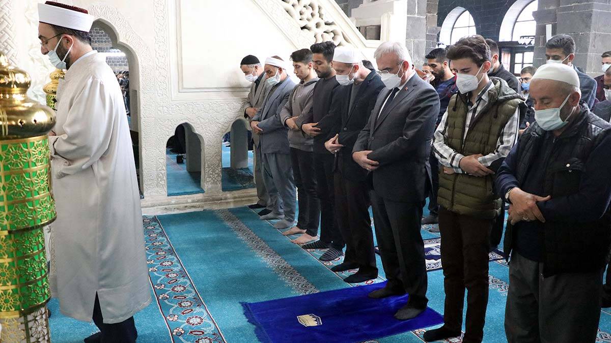 Sezai Karakoç için memleketinde gıyabi cenaze namazıSezai Karakoç için memleketinde gıyabi cenaze namazı