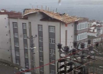 Sinop'ta kuvvetli rüzgarda apartmanın çatısı uçtu