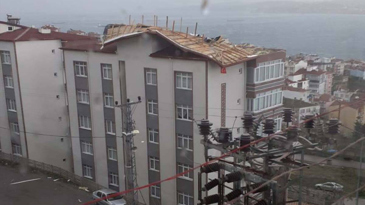 Sinop'ta kuvvetli rüzgarda apartmanın çatısı uçtu