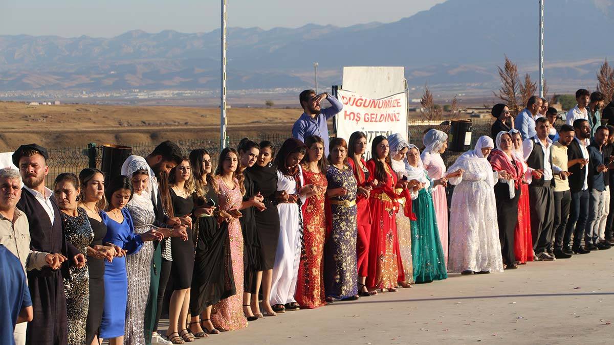 "Çocuklarım ‘baba birlikte evlenmek istiyoruz’ deyince ben de onları beraber evlendirdim"