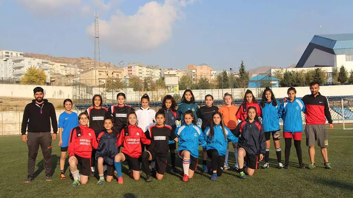 Şırnak'ta futbolcu kızların hayali milli takım