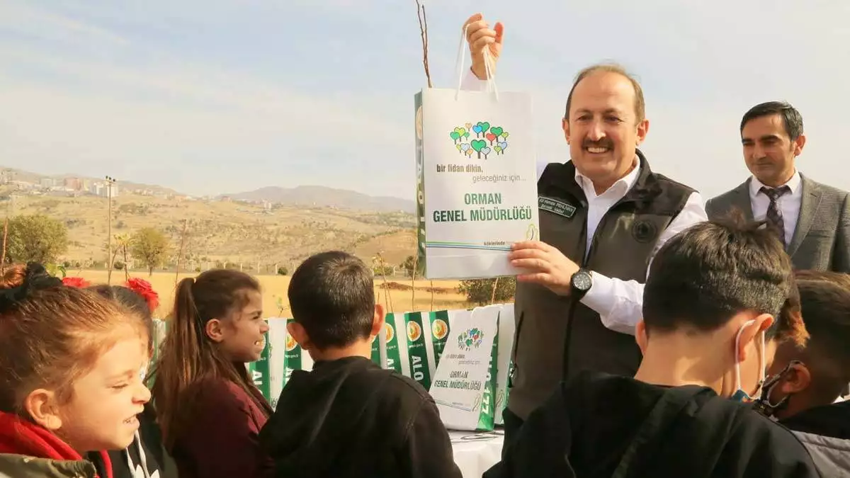 "bu yıl içerisinden 15 binin üzerinde fıstık fidanını da toprakla buluşturacağız"