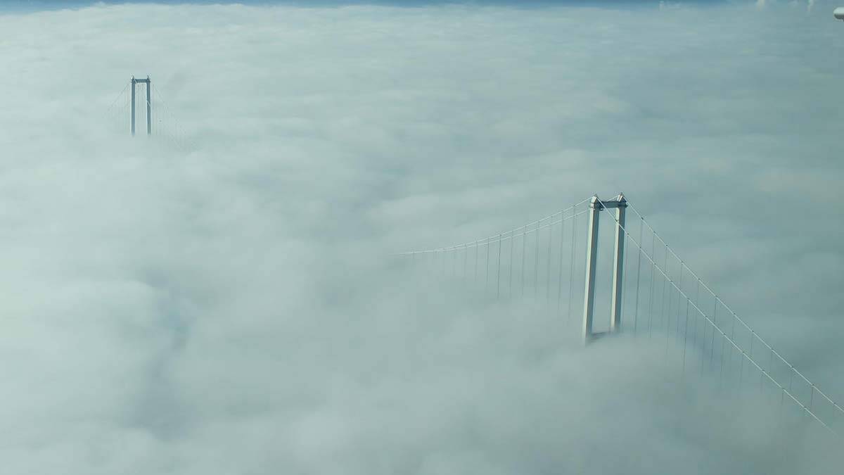 Havadan görüntülenen köprü sis nedeniyle sadece üst kısımları gözüktü