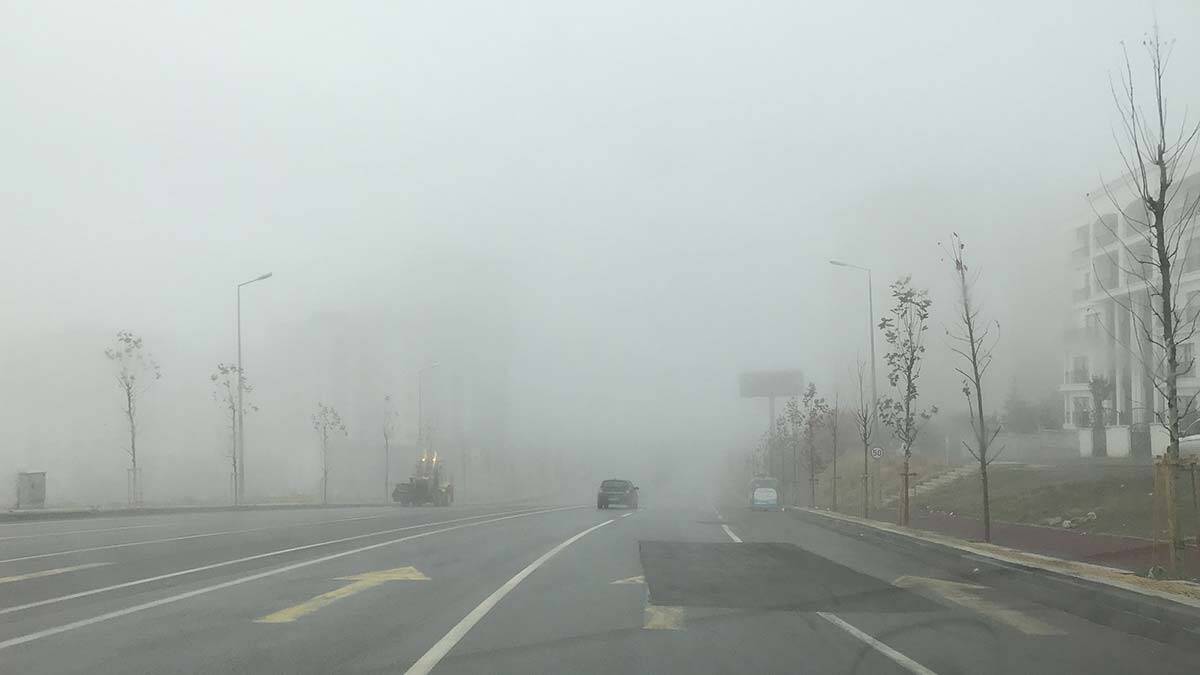 Sabah saatlerinde, sis nedeniyle sürücüler düşük hızda ilerledi