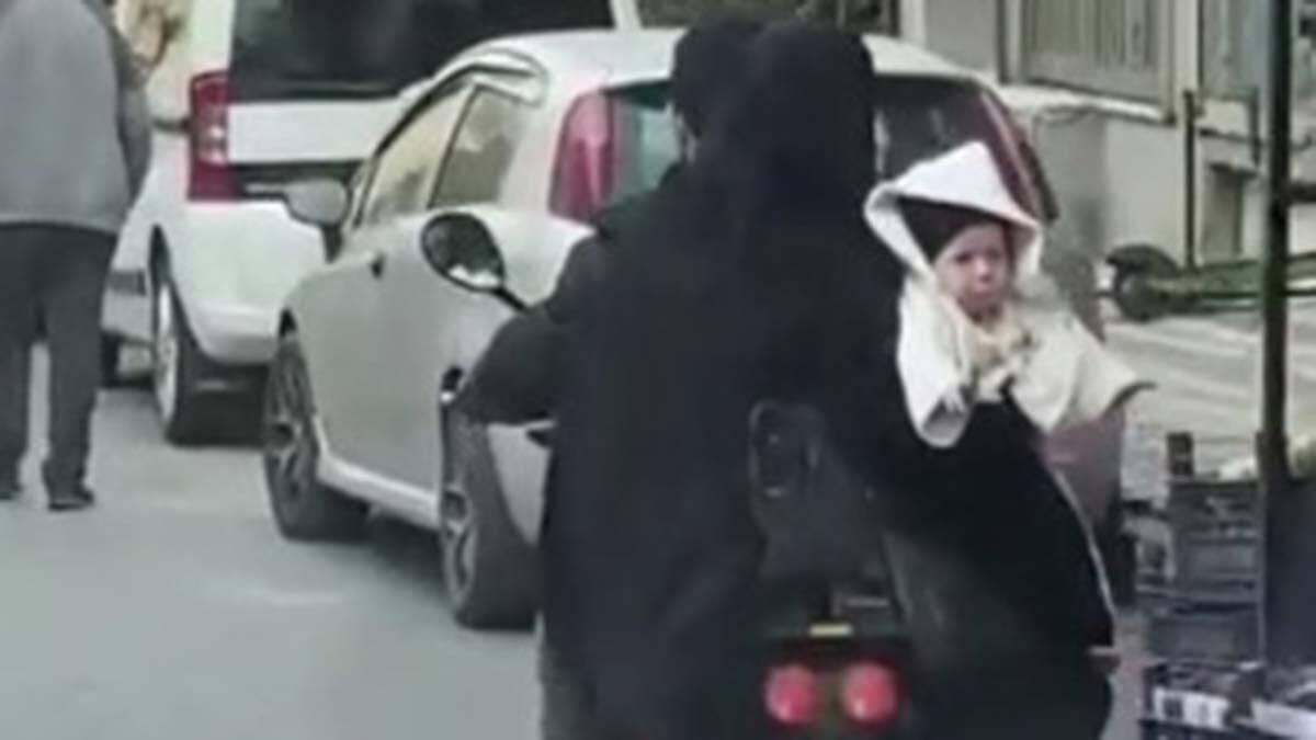  3 kişilik ailenin motosiklet yolculuğu görenleri korkuttu 