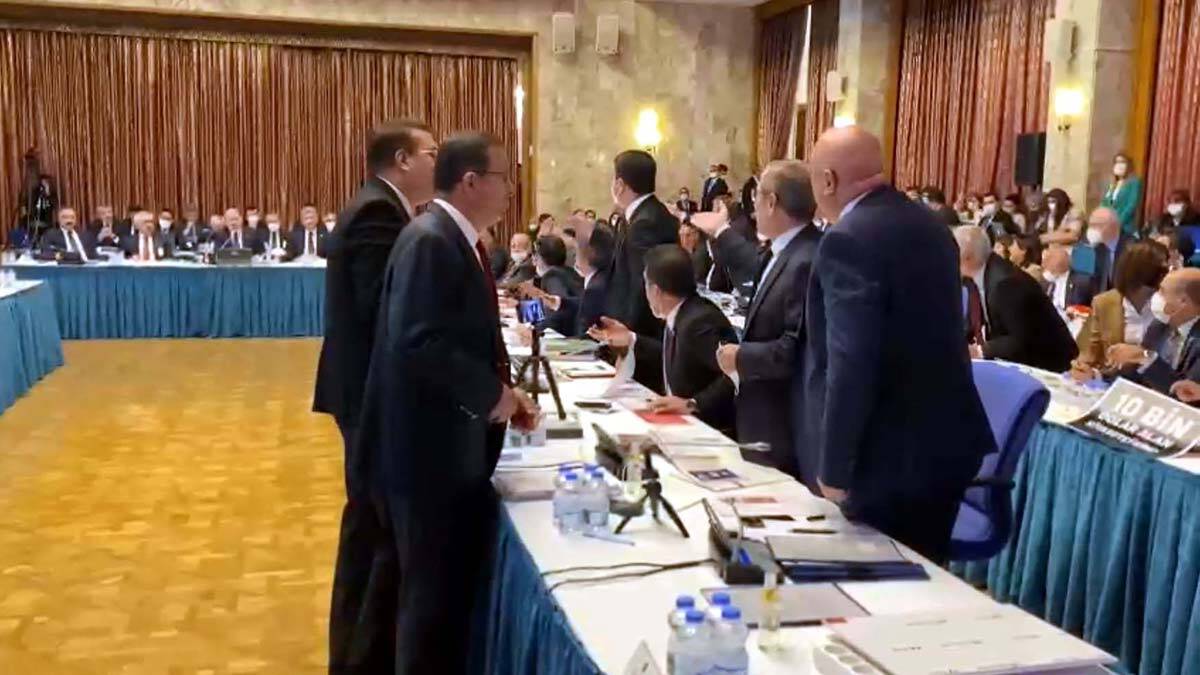 CHP'li Engin Özkoç ile Abdüllatif Şener de ayağa kalkarak Bakan Soylu'ya tepki gösterdi