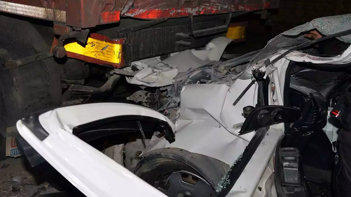 Tir'a çarpan hafif ticari araç sürücüsü yaralandı