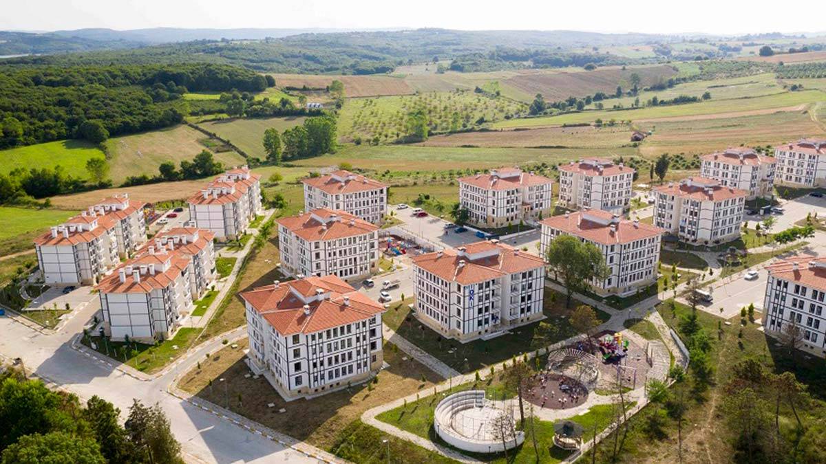 Afyonkarahisar Sandıklı’da satışa sunulan 12 konut için başlangıç satış fiyatı 191 bin lira olacak. 22-26 Kasım arasında başvuruların yapılacağı konutlar taksit tutarı ise 955 liradan başlıyor.