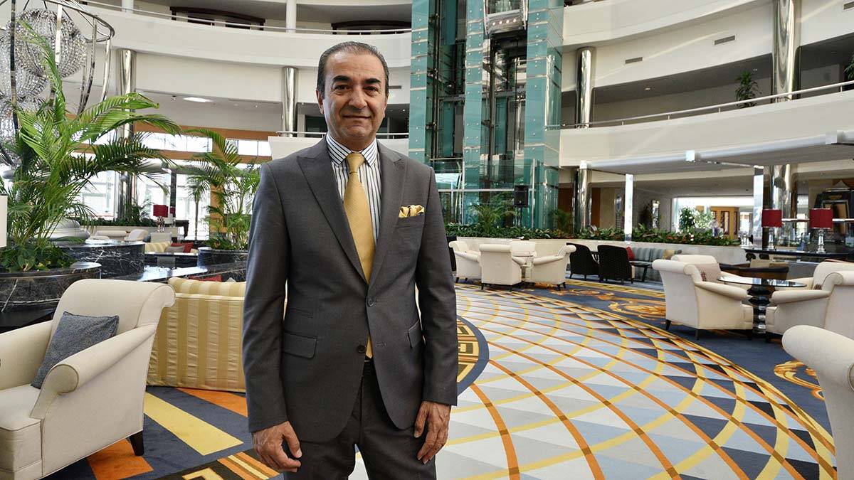 " Tatilcilerimiz yine istedikleri kadar yiyebiliyor ama otel çalışanlarımız servisi yapıyor"