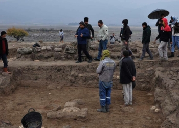 Taşlıgeçit'te Roma Dönemi'ne ait parfüm şişesi bulundu