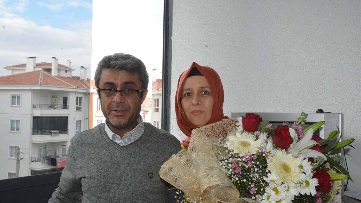  Evinin önünde 'Tolga Hocam Öğretmenler Gününüz kutlu olsun’ pankartı açan öğrencilerini balkondan izleyen Topçu, duygu dolu anlar yaşadı