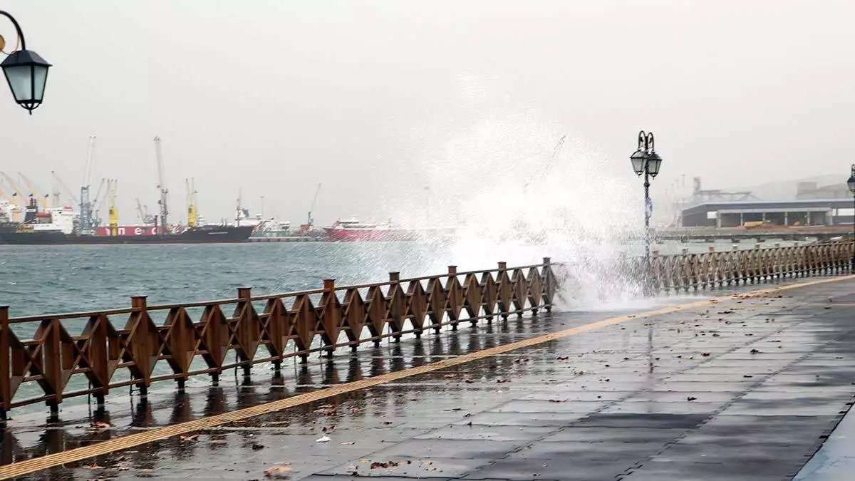 Marmara denizi'ndeki adalara yapılacak feribot seferlerinin fırtınanın etkisini kaybetmesinin ardından başlanacağı belirtildi