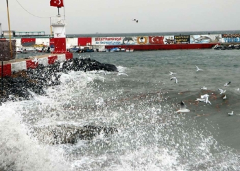 Tekirdağ'da feribot seferlerine fırtına engeli