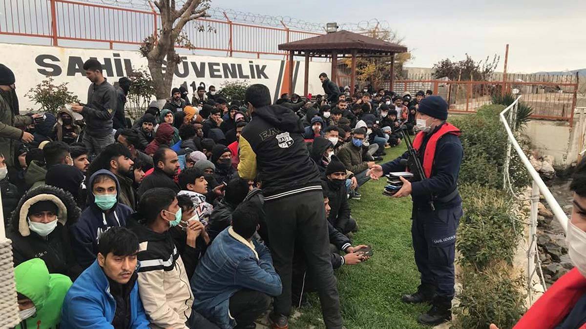 İnsan kaçakçılarının göçmenlerden birine tekneyi kullanmayı öğretip, izleyecekleri rotayı da verdikten sonra kaçtıkları tespit edildi